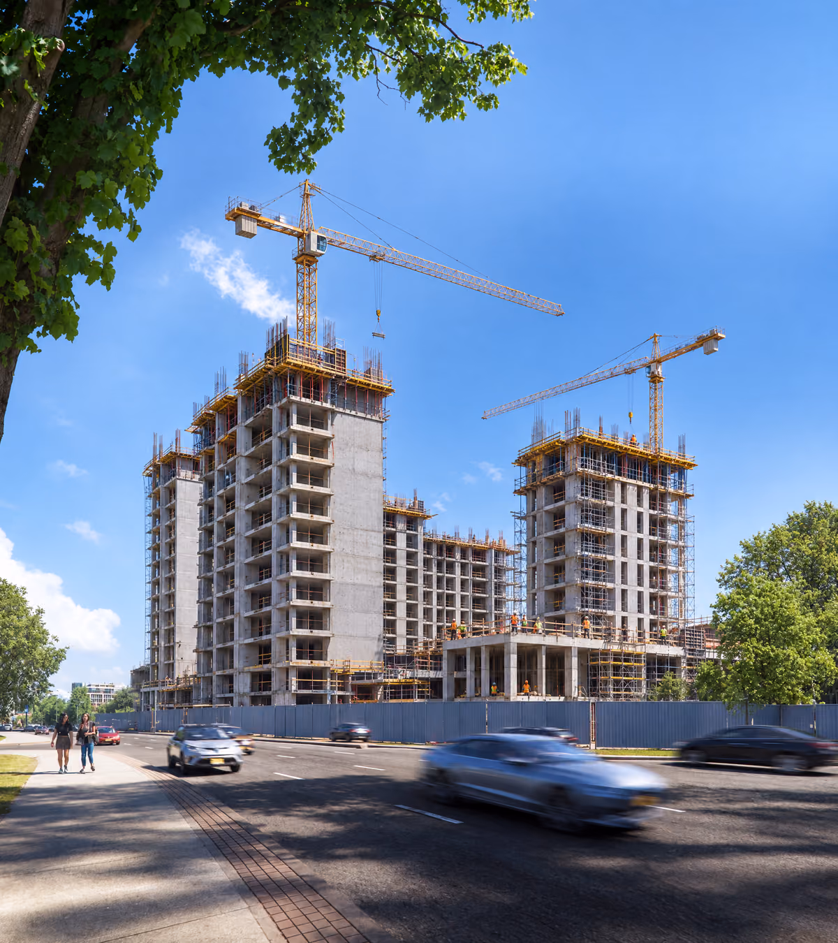 Каркас блока A1 на уровне четырнадцатого этажа, краны и строительные леса